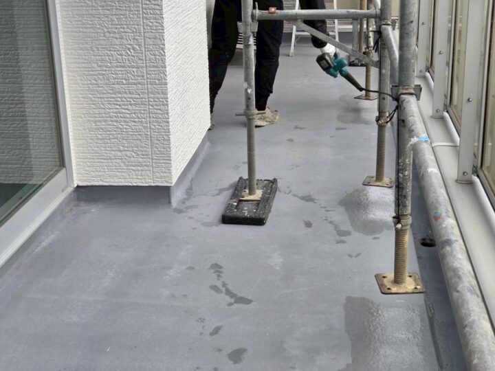 ベランダ施工中